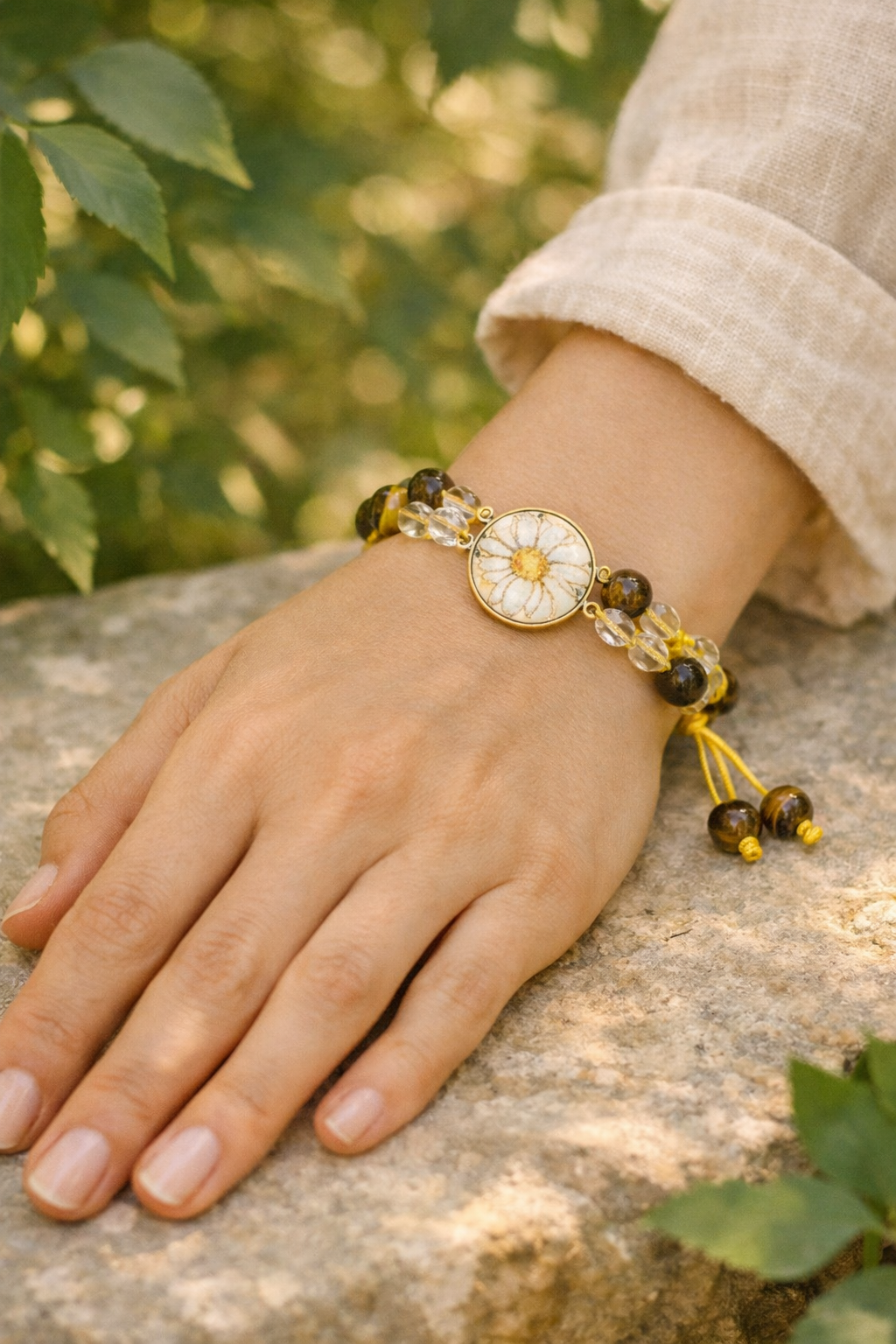 Bracelet en Oeil de Tigre et Cristal de Roche sur macramé